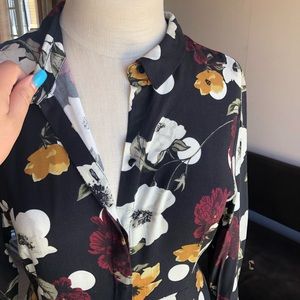 Never worn!! Beautiful floral dress, button up!